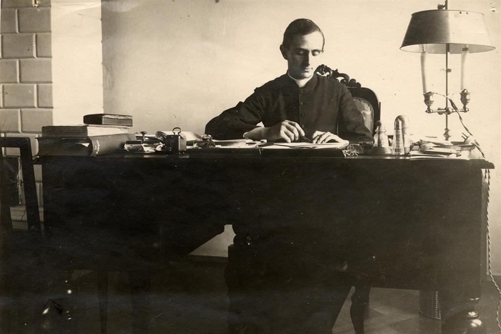 Un giovane Giovanni Battista Montini al suo tavolo di lavoro, nel 1923, alla nunziatura apostolica di Varsavia