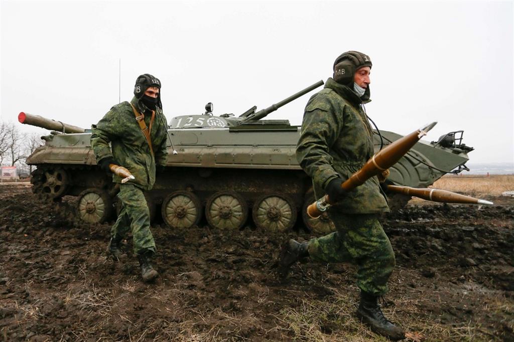 Miliziani filorussi nella cittadina di Gorlivka nel Donbass