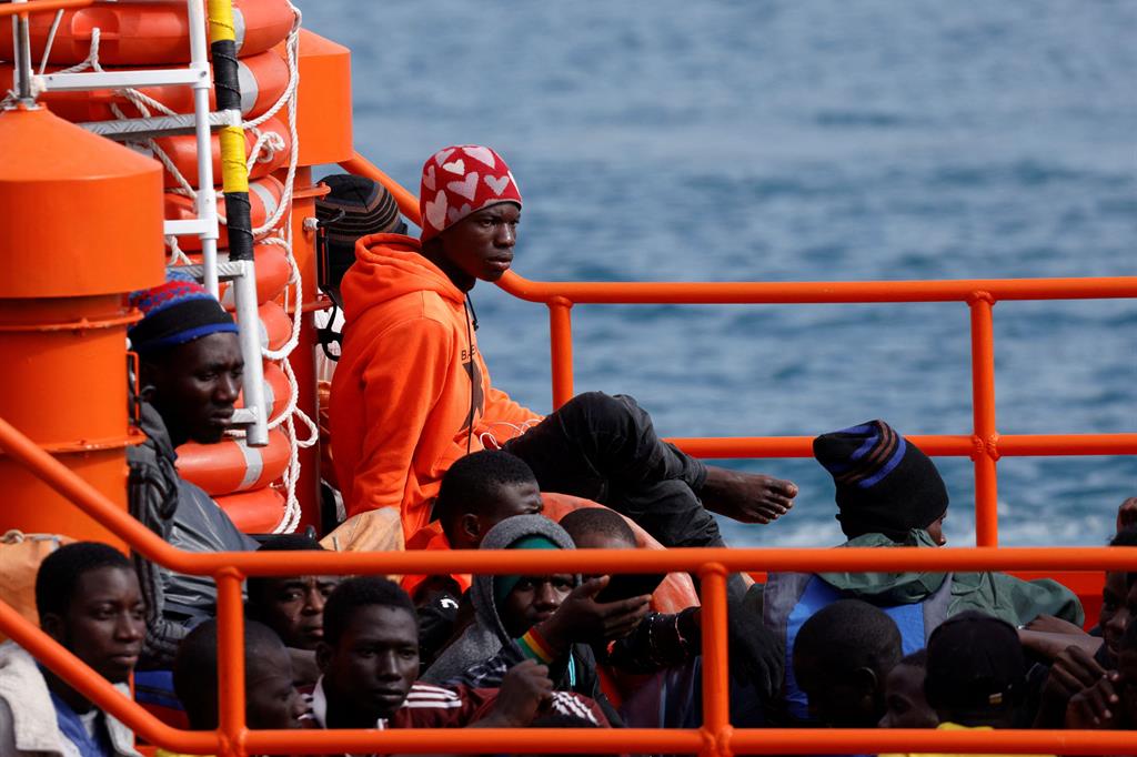 Migranti in attesa di essere sbarcati alle Canarie