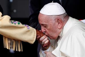 Il Papa è arrivato a Edmonton: la cerimonia di accoglienza / Video
