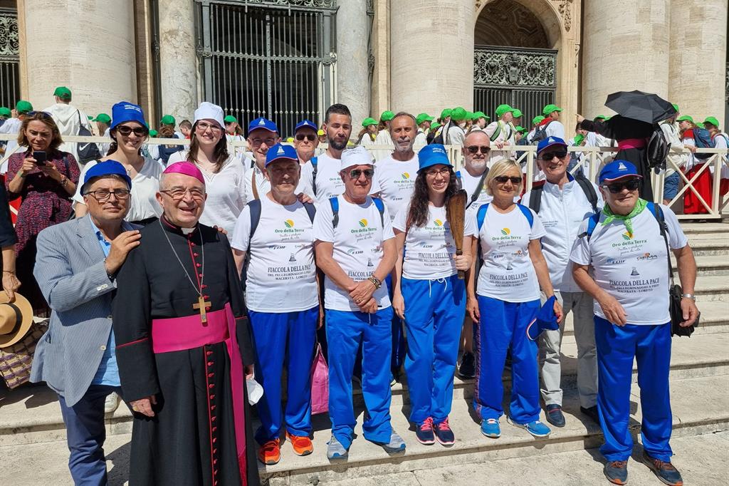 Monsignor Giancarlo Vecerrica con i podisti che porteranno la fiaccola della pace da Assisi a Macerata