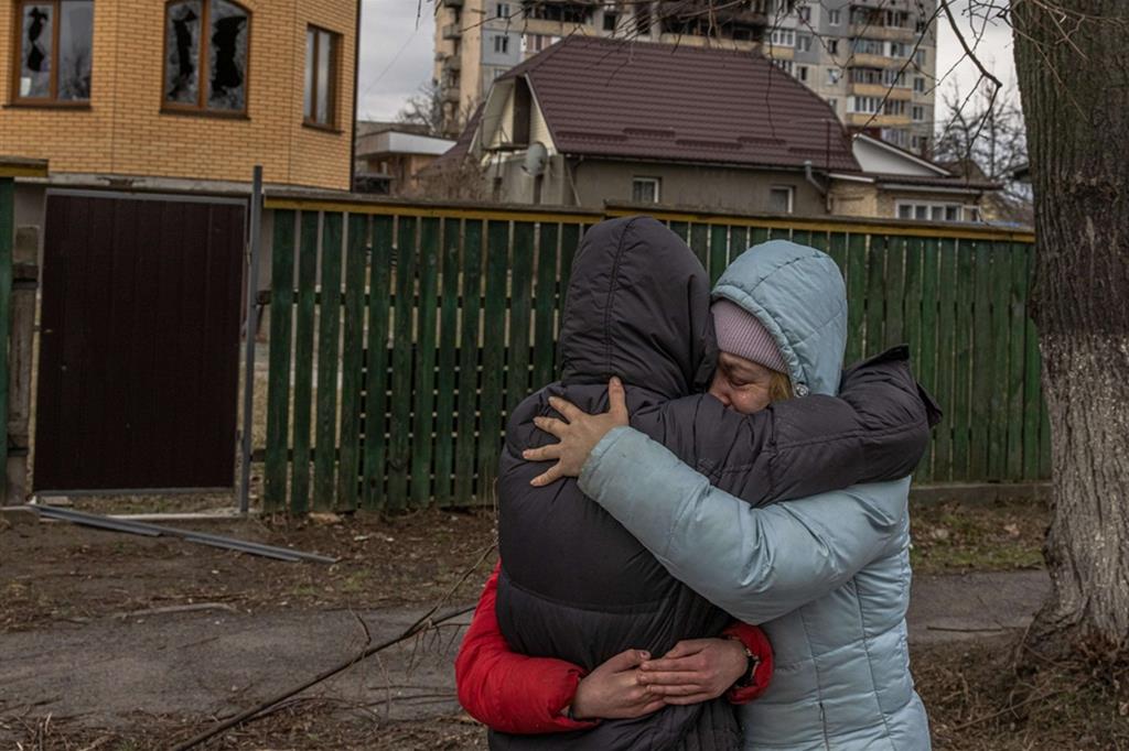 Vladyslava Liubarets (con il piumino grigio), abbraccia la sorella che non vedeva dall'inizio dell'offensiva russa su Bucha, nei sobborghi di Kiev - EPA/ANSA/ROMAN PILIPEY