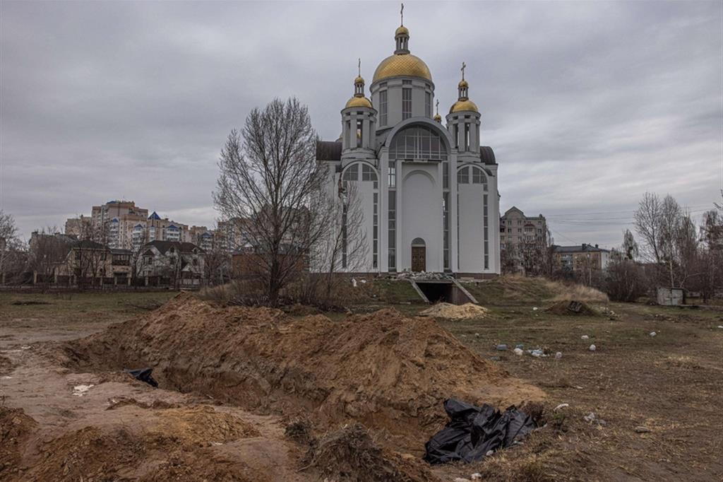 Sepoltura collettiva davanti a una chiesa ortodossa a Kiev - EPA/ANSA/ROMAN PILIPEY