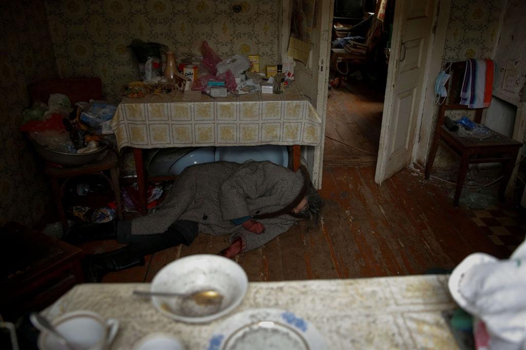 Il corpo di una donna dentro la sua casa a Bucha - REUTERS/Oleg Pereverzev