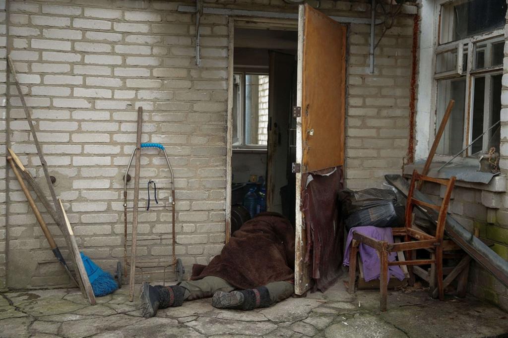Il corpo di una donna sulla porta di casa nella città di Bucha - REUTERS/Oleg Pereverzev