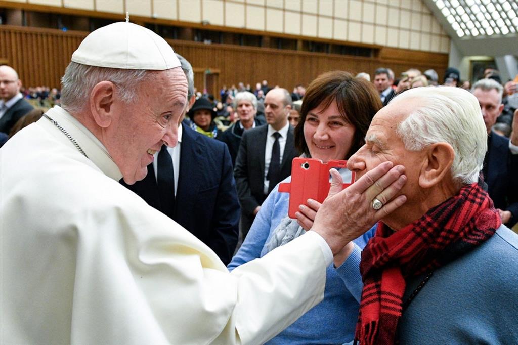 Papa Francesco accarezza un anziano dopo l'udienza generale del 15 gennaio 2020