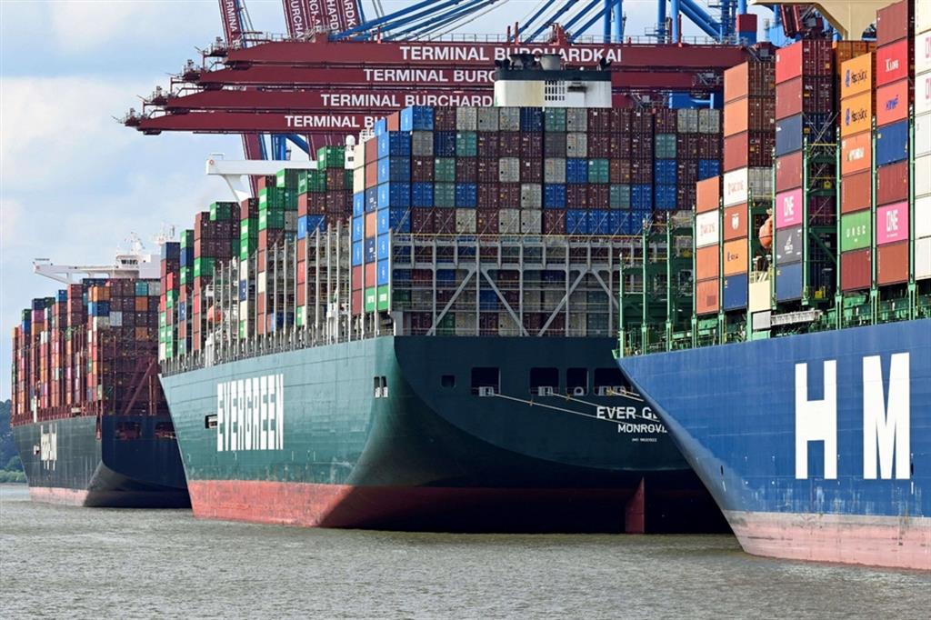 Navi container. Anche la crisi dei trasporti, con l'aumento notevole dei costi, spinge a ridisegnare le mappe del commercio mondiale