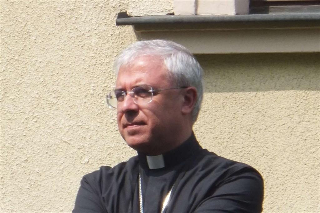 Il vescovo Luigi Renna in una foto di archivio