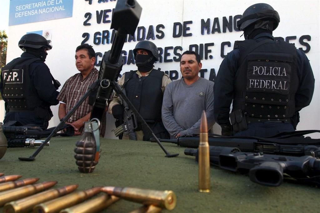 L'arresto di killer dei narcos e il sequestro di armi da parte della polizia a Tijuana sul confine statunitense