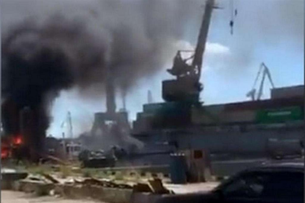 Le strutture del porto di Odessa colpite stamani da due missili russi