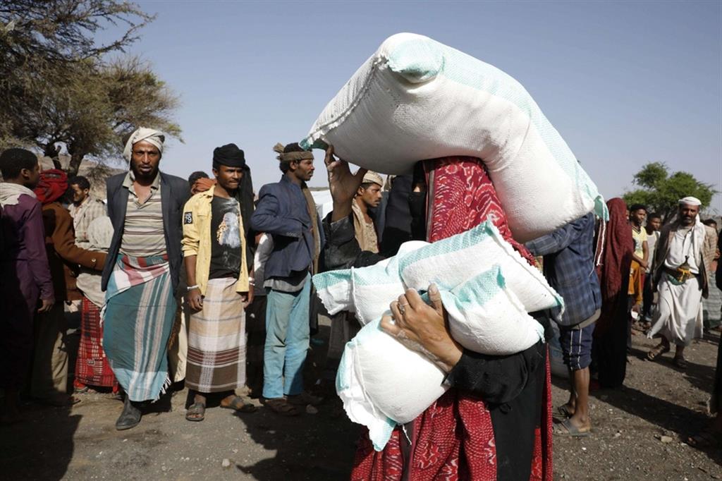 Distribuzione di aiuti alimentari a Sanaa, in Yemen