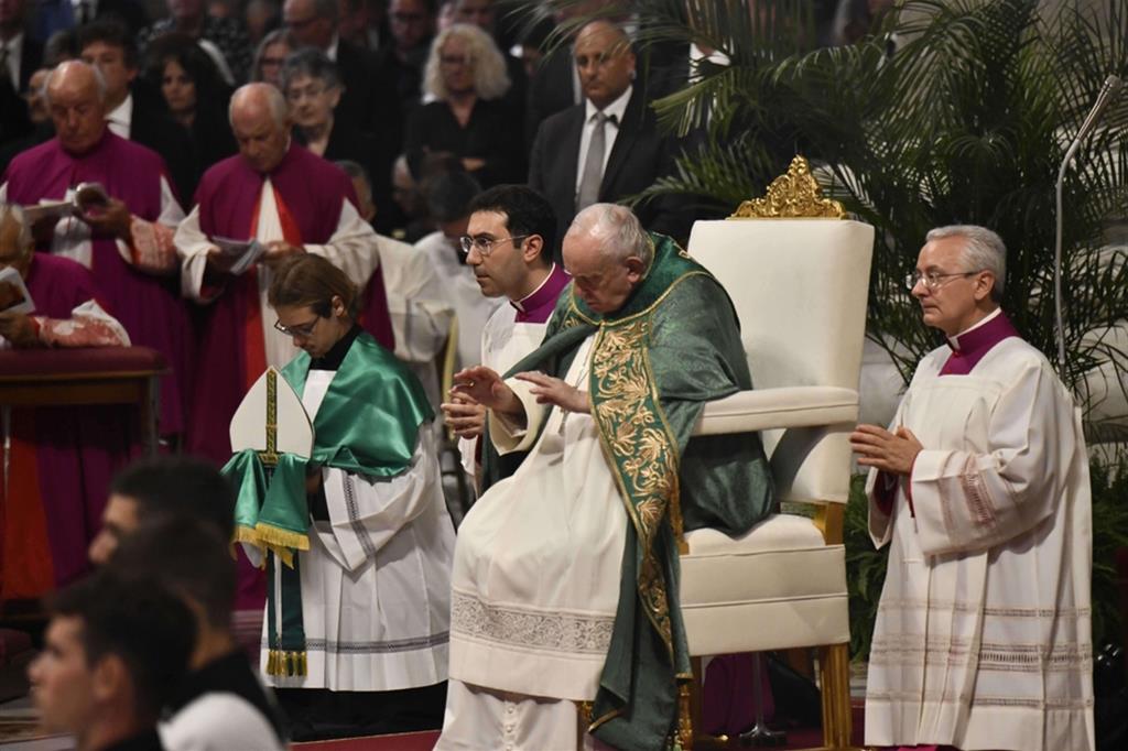 Il Papa celebra la Messa con i cardinali