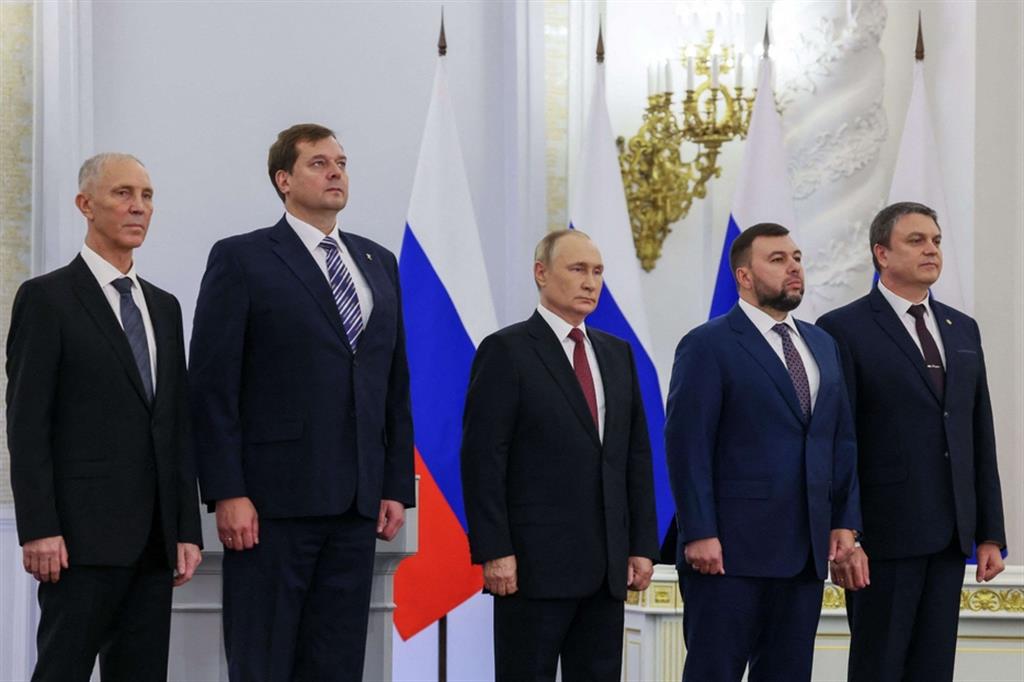 Vladimir Putin, al centro, con Denis Pushilin, Leonid Pasechnik, Vladimir Saldo, Yevgeny Balitsky, che sono i leader insediati dalla Russia nelle regioni di Donetsk, Lugansk, Kherson e Zaporizhzhia