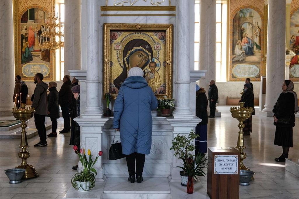 Fedeli ortodossi ucraini in preghiera nella Cattedrale di Odessa