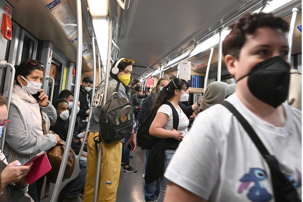 I passeggeri della metropolitana di Milano con le mascherine