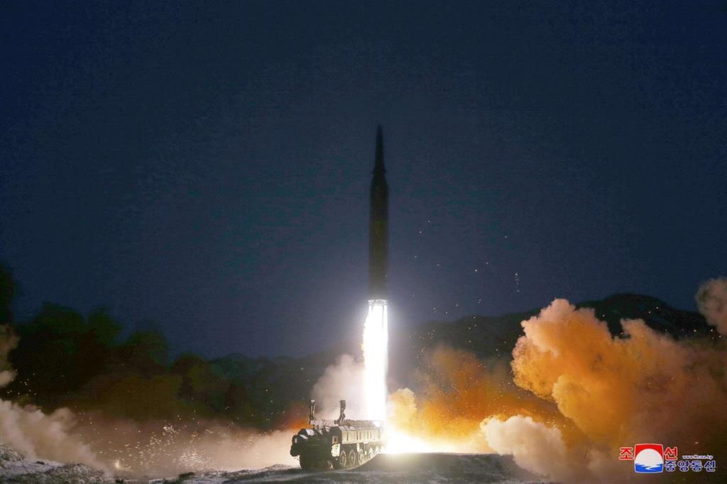 Le immagini della tv di Pyongyang del lancio del missile ipersonico