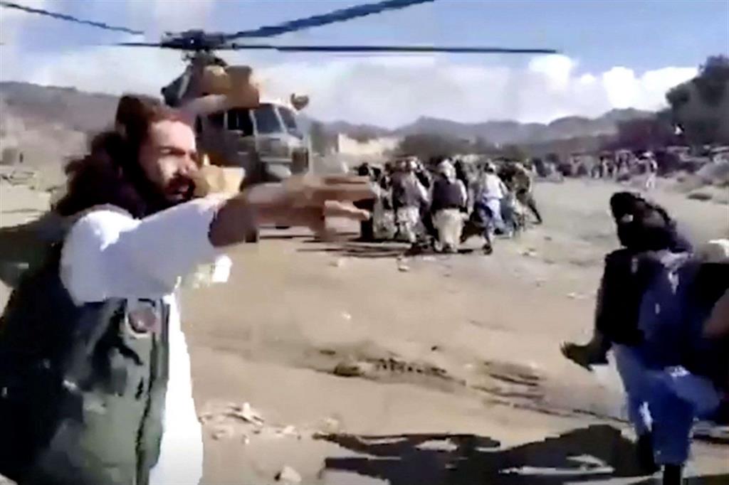 L'evacuazione dei feriti con un elicottero