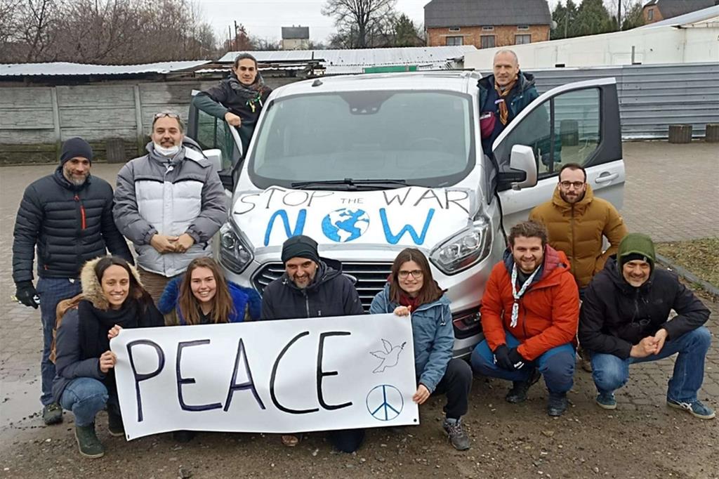 Alcuni attivisti italiani che hanno partecipato alla carovana della pace partita dall’Italia e giunta ieri in Ucraina, a Leopoli