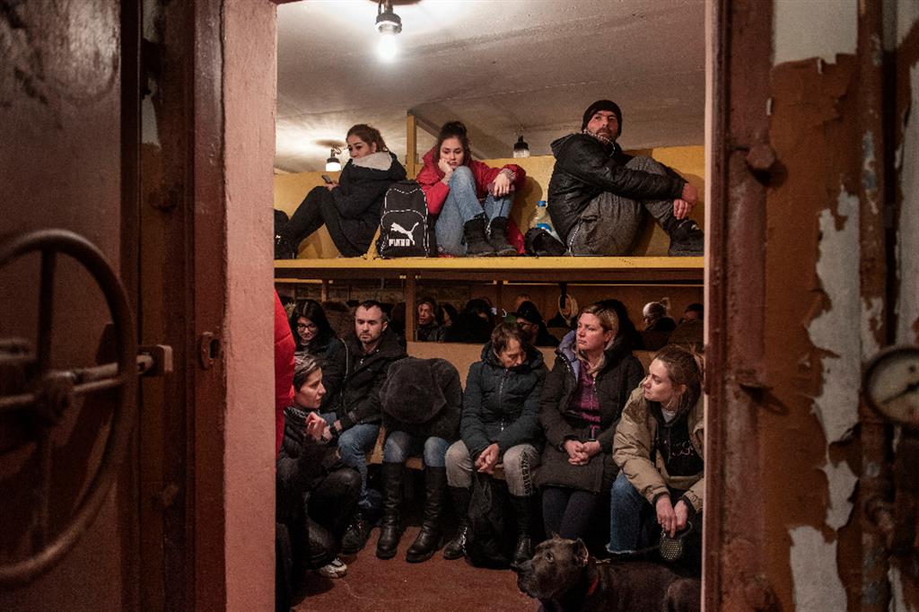 Ucraina, Dnipro / Gli abitanti di un palazzo si raccolgono in un rifugio sotterraneo: per la prima volta dall’inizio del conflitto nella città è suonato l’allarme antiaereo - Alessio Remenzi e Christian Tasso