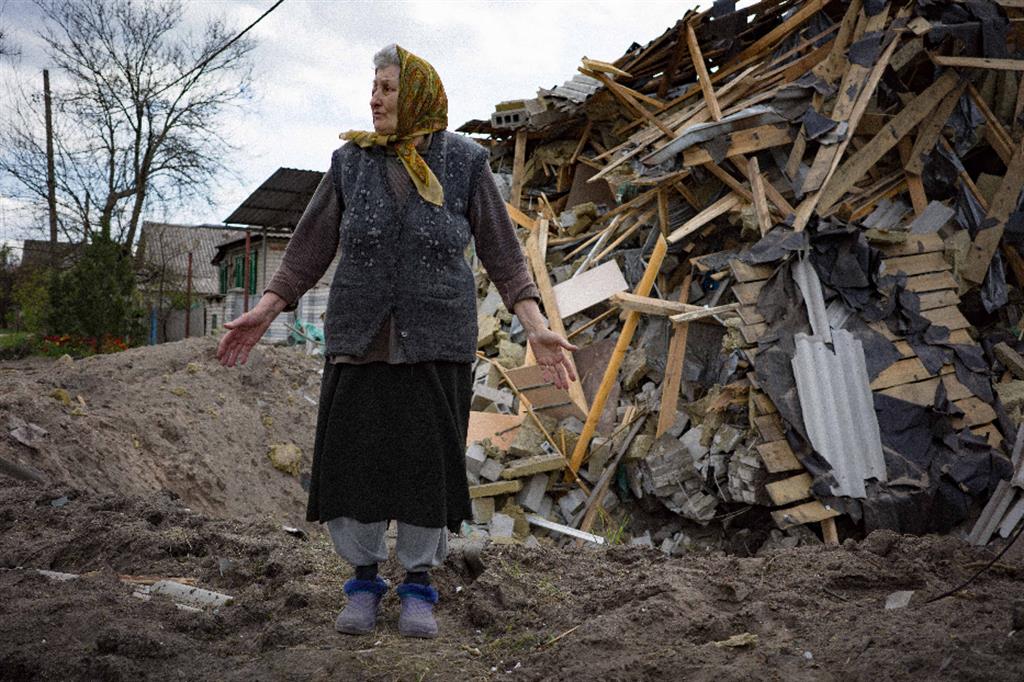 Ucraina, Lyman / Una donna vicino al quel che rimane della sua casa, colpita e devastata dall’esplosione di un missile nel corso di un bombardamento