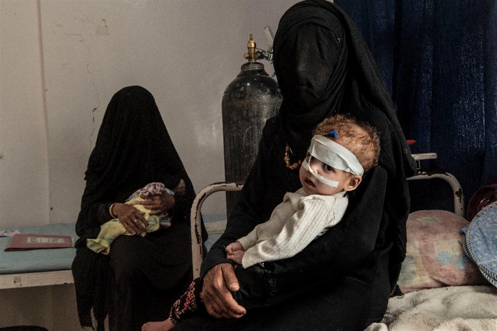 Yemen, Saada / Una madre e i suoi bambini all’interno dell’unità di cura della malnutrizione dell’ospedale locale. Il tasso di malnutrizione infantile è fra i più alti al mondo - Alessio Remenzi e Christian Tasso