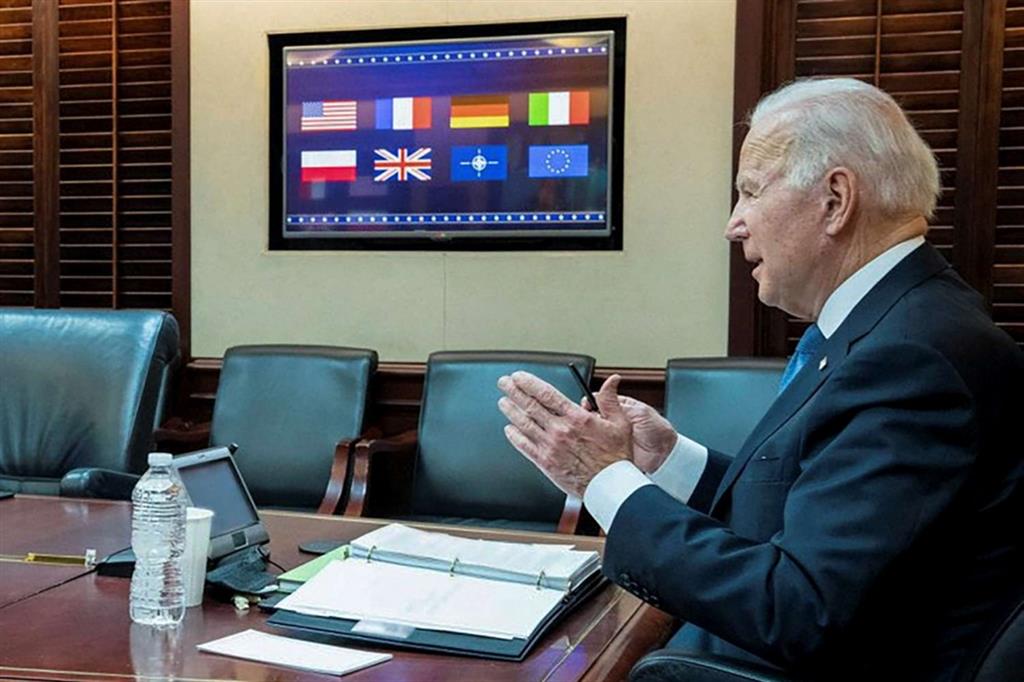 Il presidente degli Stati Uniti, Joe Biden, mentre parla con gli alleati della crisi ucraina