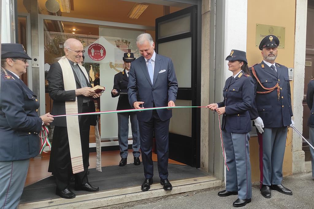 Mons. Nunzio Galatino e il direttore dell'Ispettorato "Vaticano", Luigi Carnevale, inaugurano i nuovi locali dell'Ufficio immigrazione
