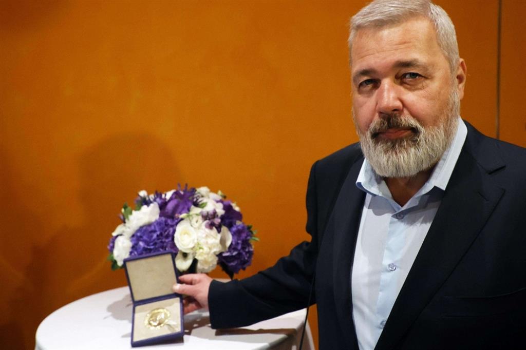 Il premio Nobel Muratov con la medaglia d'oro