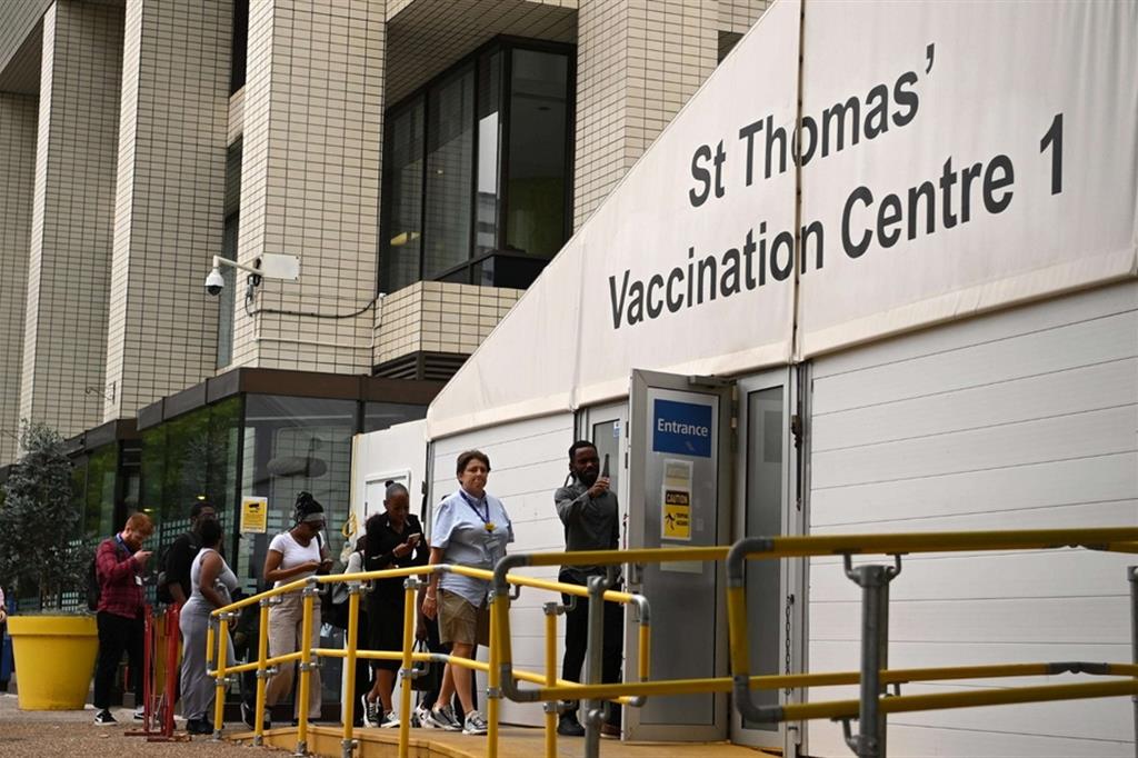 Nuovo vaccino Moderna anti Omicron, Londra approva il primo “bivalente”