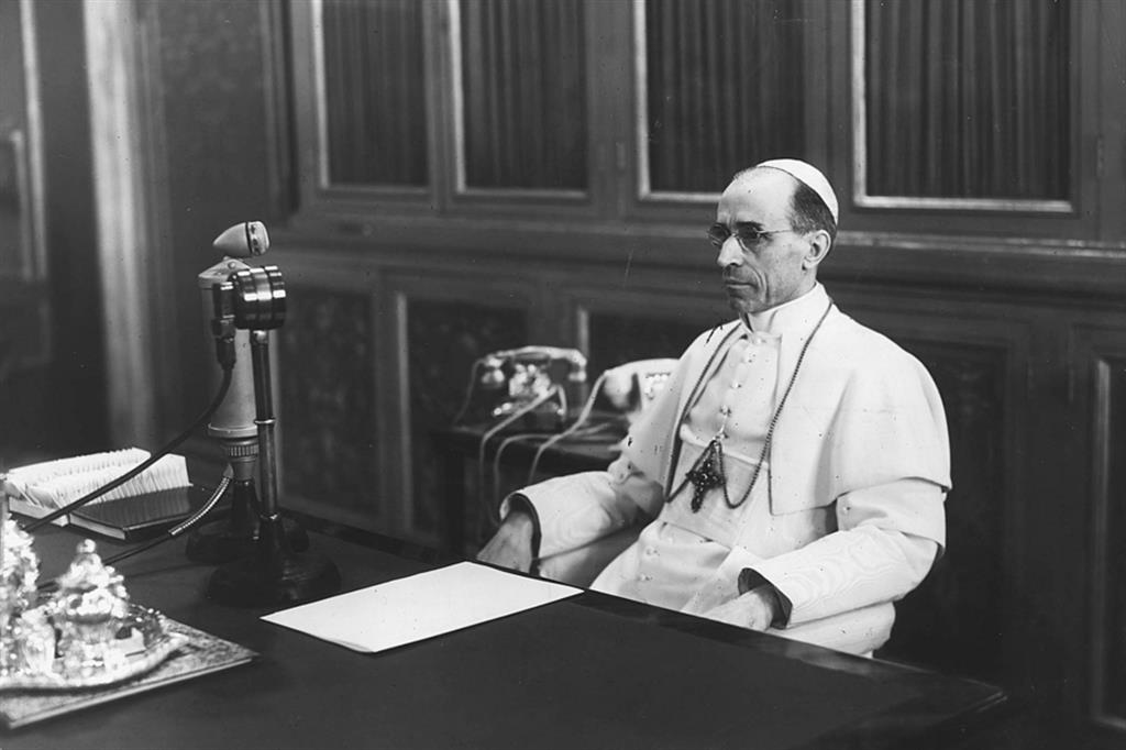 Papa Pio XII durante un radiomessaggio