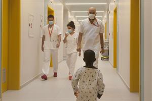 In Uganda l'ospedale "scandalosamente bello" voluto da Gino Strada