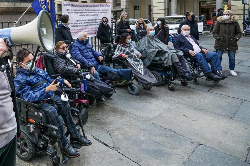 Una protesta di persone con disabilità