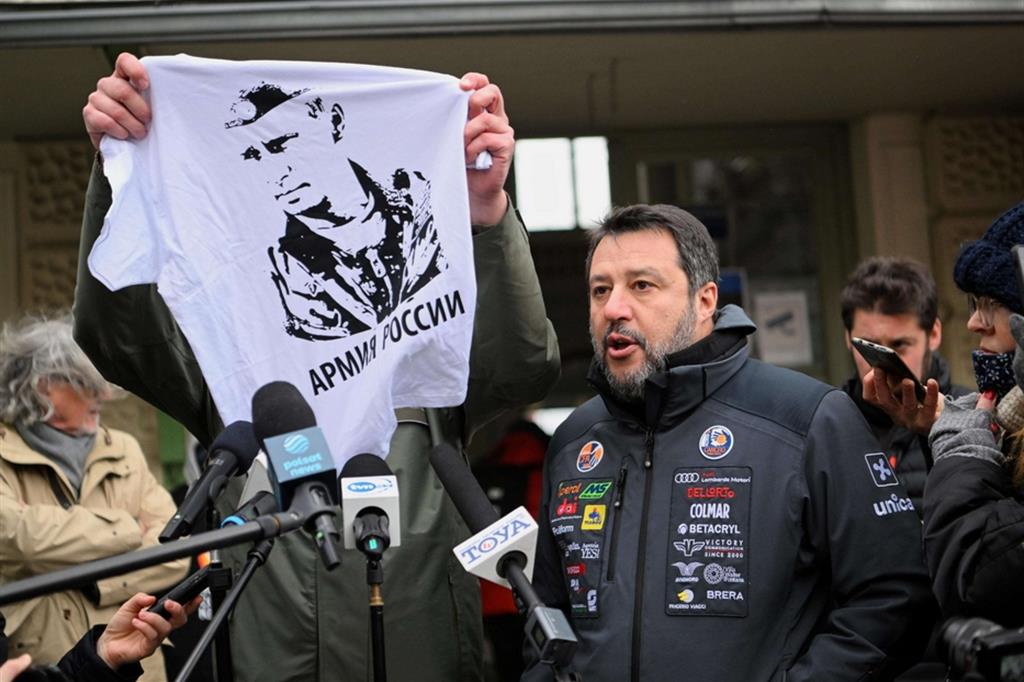 Salvini in Polonia, gli regalano la sua maglietta pro Putin e lo contestano