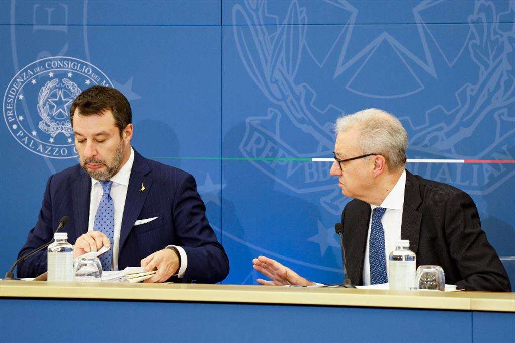 Il ministro delle Infrastrutture, Matteo Salvini, con il sottosegretario Alfredo Mantovano