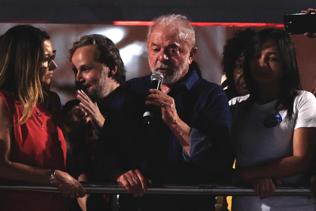 Lula tra i sostenitori dopo la vittoria elettorale