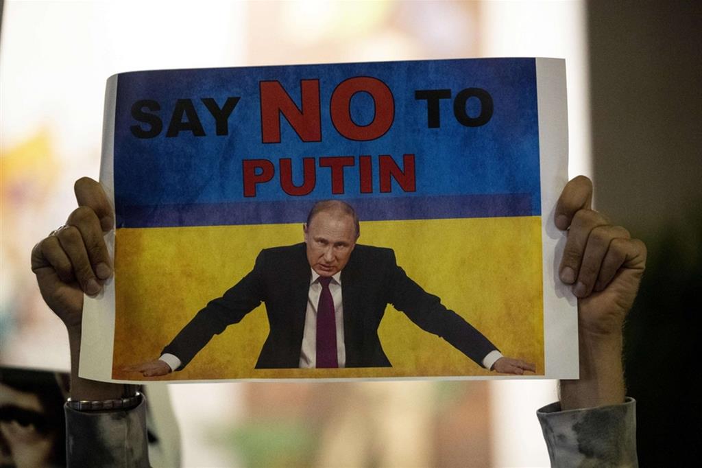 Putin-Lavrov, Ue e Usa bloccano i beni. Russia sospesa dal Consiglio d'Europa