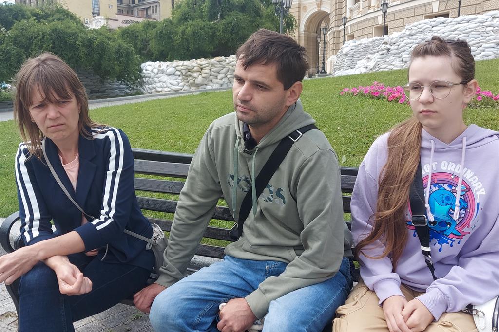 La famiglia fuggita da Mariupol dopo essere stata in ostaggio dei russi per settimane