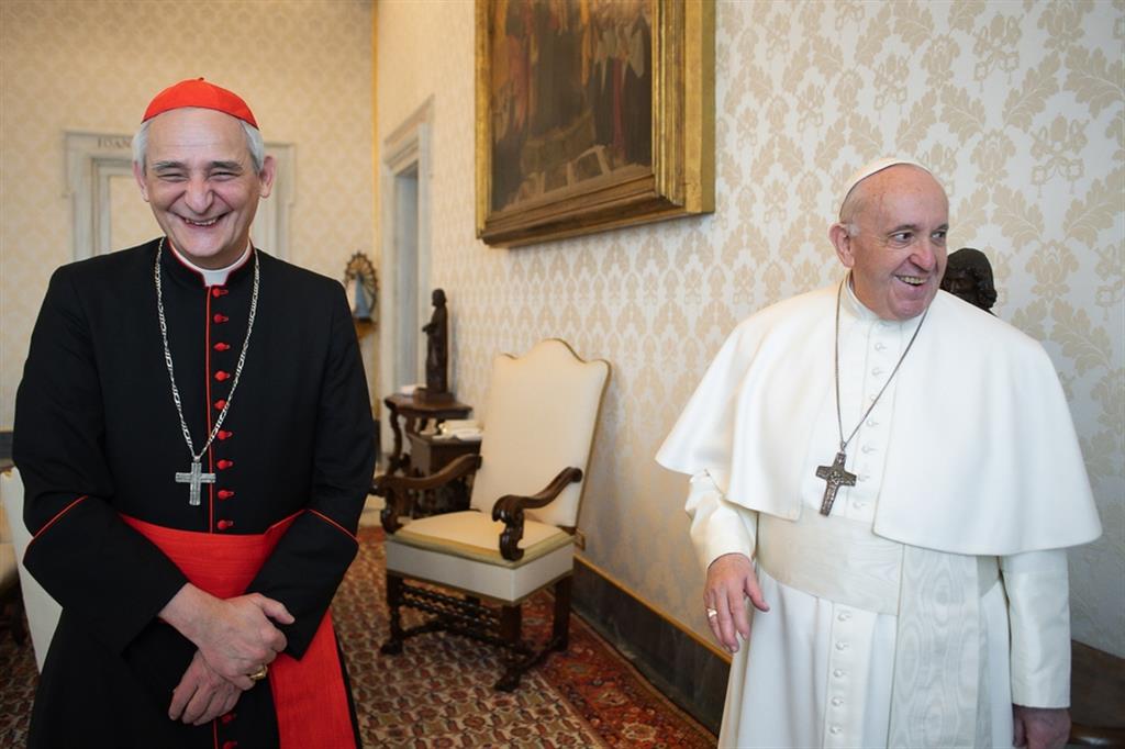 Il cardinale Zuppi con papa Francesco in una foto d'archivio