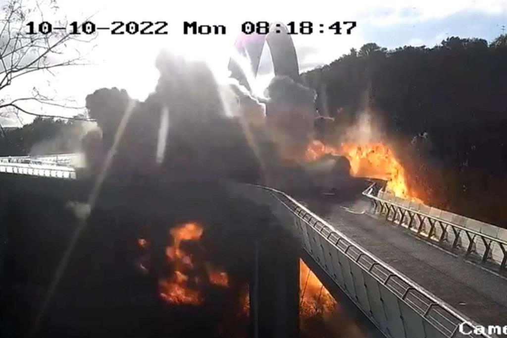 Un momento dell'esplosione vicino a un ponte pedonale nel centro di Kiev
