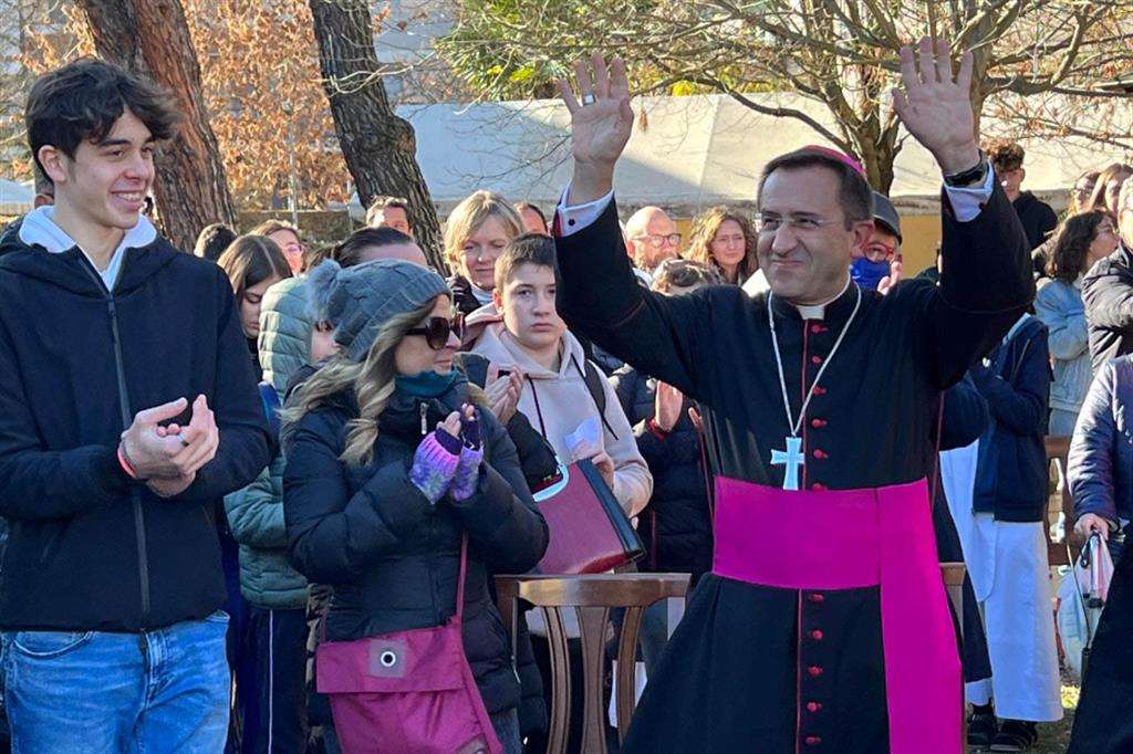 Monsignor Migliavacca tra i giovani di Arezzo