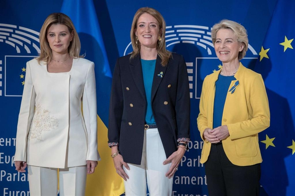 Da sinistra, Olena Zelenska, moglie del presidente ucraino, la presidente del Parlamento Ue, Roberta Mestola, e quella della Commissione europea, Ursula von der Leyen