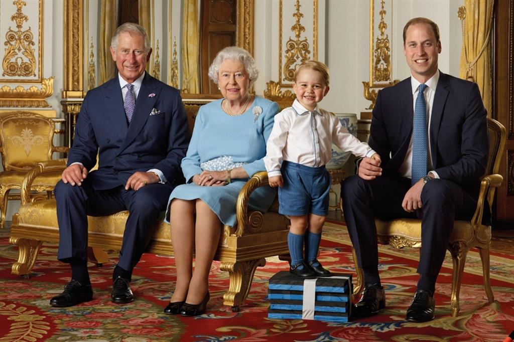 Quattro generazioni di reali. I principi Carlo, William e George con la Regina Elisabetta II