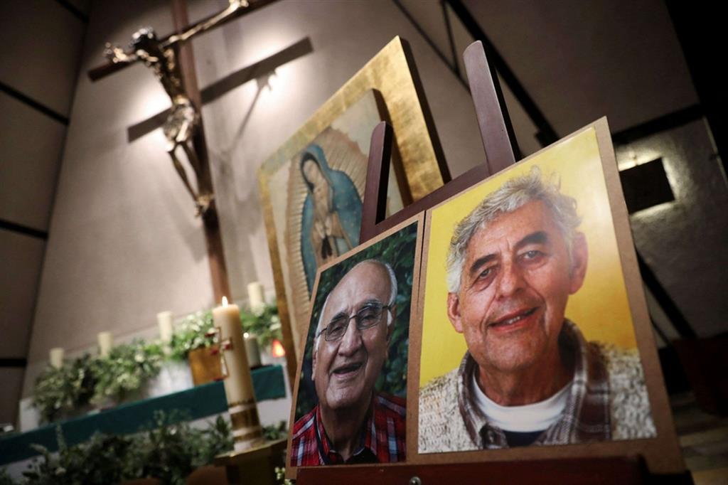 Una Messa in memoria dei due gesuiti uccisi, con i loro ritratti