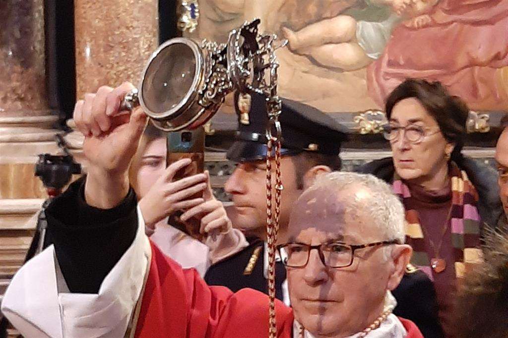 Monsignor De Gregorio mostra l’ampolla