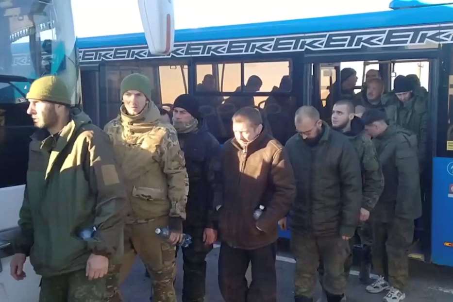 Soldati russi, rilasciati dagli ucraini dopo l'ultimo scambio di prigionieri, rientrano in patria. Sempre più giovani russi non vogliono essere arruolati per combattere in Ucraina