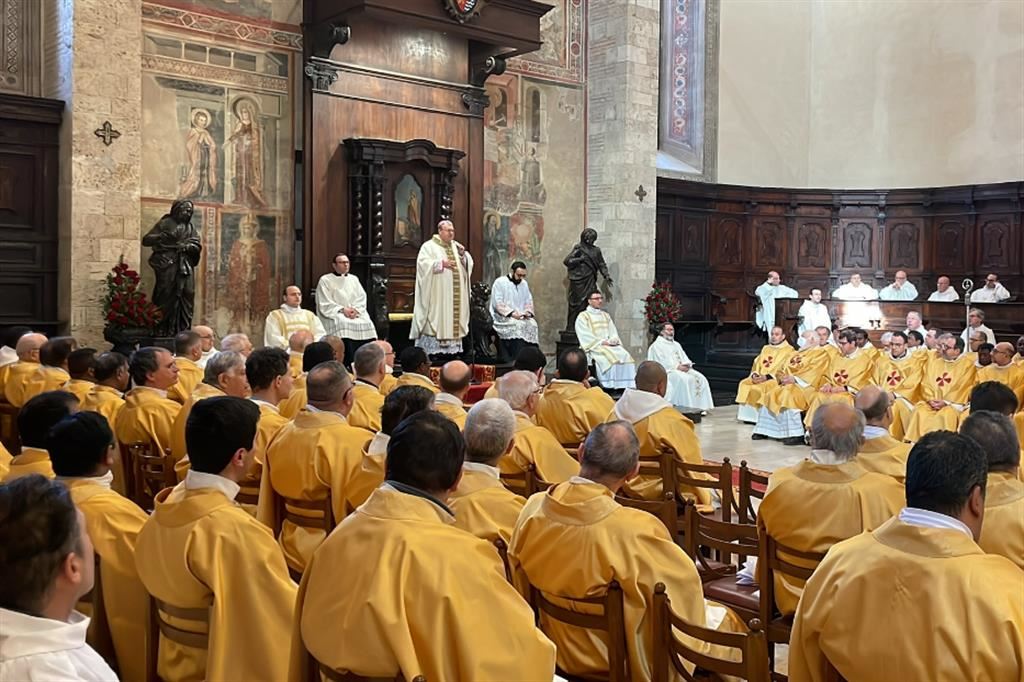 La Messa presieduta dal vescovo Leuzzi