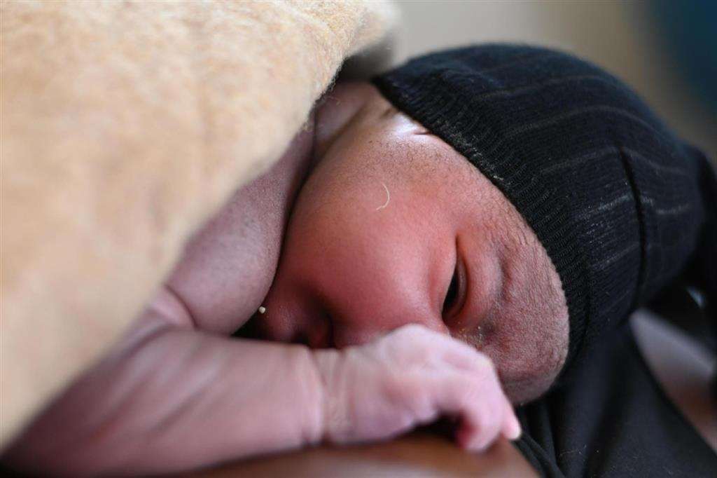 Un neonato venuto alla luce su una nave umanitaria approdata in Itaiia