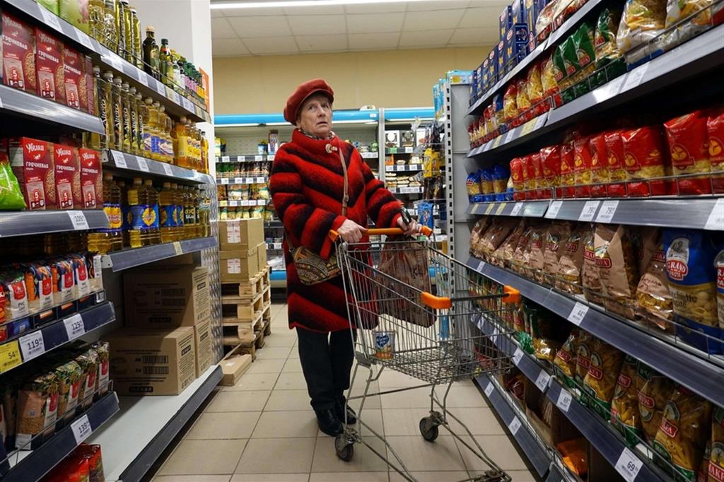 Una signora fa la spesa a Mosca da Dixi, catena della grande distribuzione interamente russa