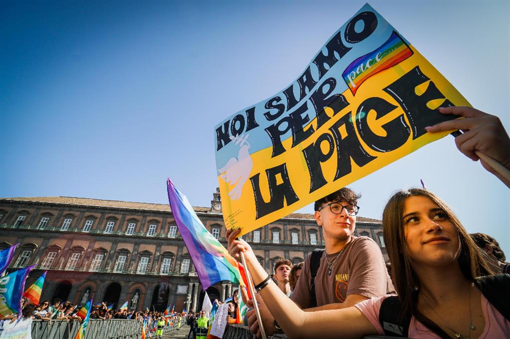 Due giovani sollevano un cartello per il cessate il fuoco durante la manifestazione per la pace di venerdì scorso a Napoli