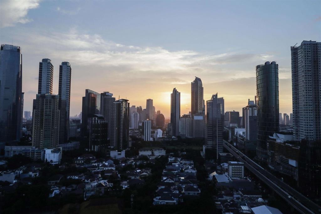 Lo skyline della capitale indonesiana Giacarta